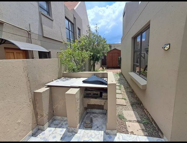 3 BEDROOM PROPERTY TO RENT IN LAKEFIELD